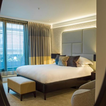 The Guardsman - Preferred Hotels And Resorts London Kültér fotó A bedroom at The Dorchester