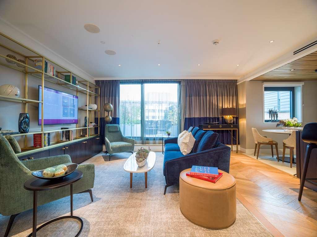 The Guardsman - Preferred Hotels And Resorts London Szoba fotó The living room of a two-bedroom apartment at The Ivy Collection