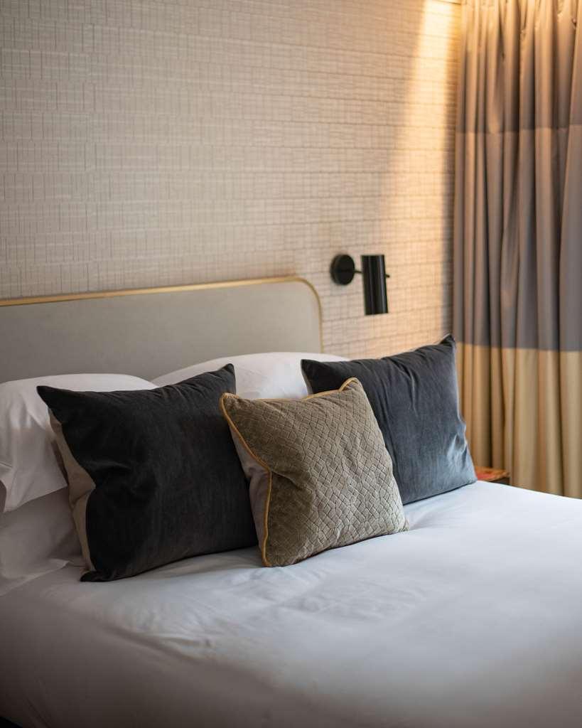 The Guardsman - Preferred Hotels And Resorts London Szoba fotó A bed with cushions