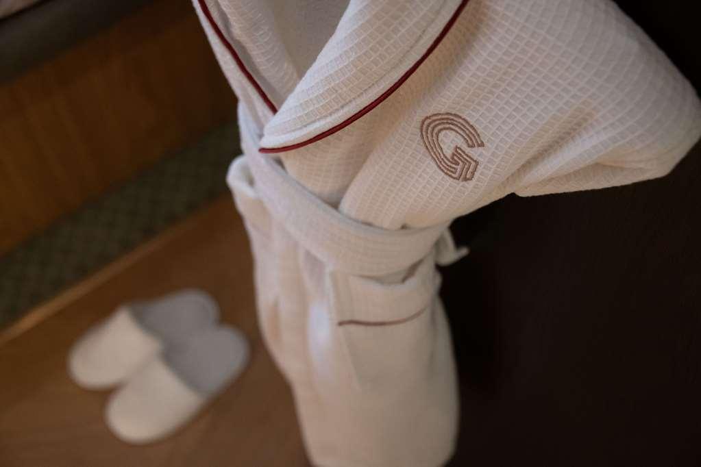 The Guardsman - Preferred Hotels And Resorts London Szoba fotó A bathrobe