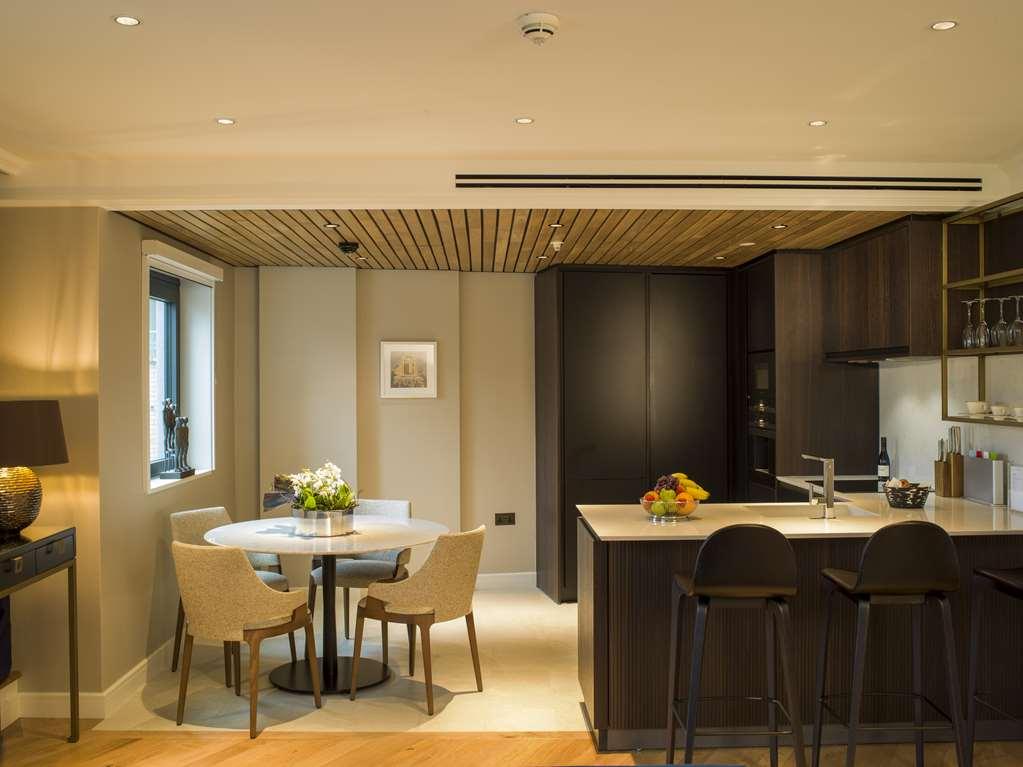 The Guardsman - Preferred Hotels And Resorts London Szoba fotó A kitchen in a serviced apartment in London