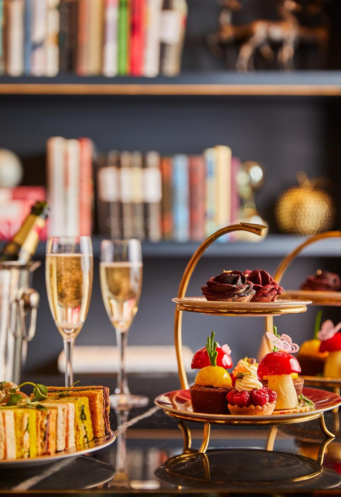 The Guardsman - Preferred Hotels And Resorts London Kültér fotó Afternoon tea at the InterContinental London Park Lane