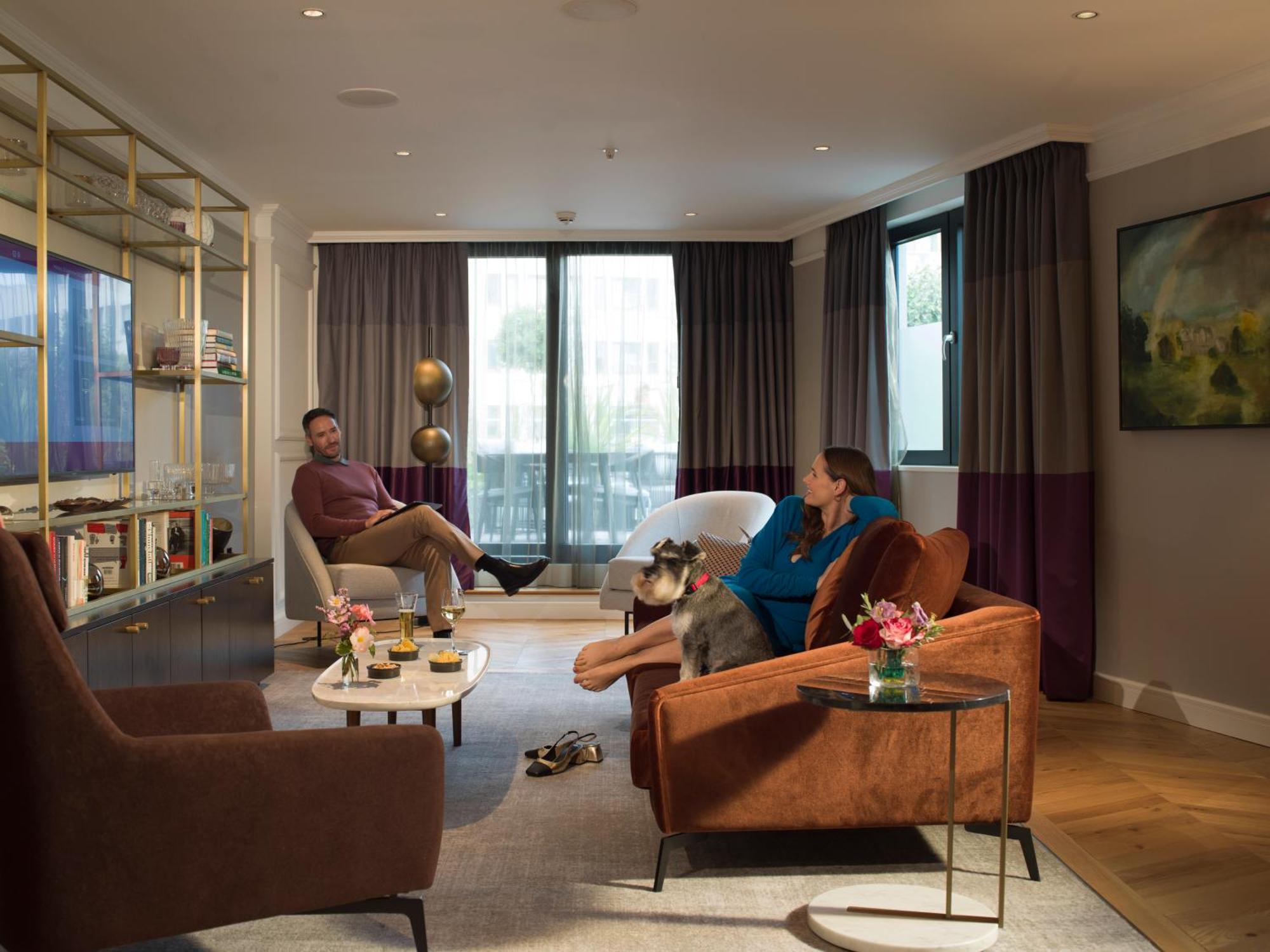 The Guardsman - Preferred Hotels And Resorts London Kültér fotó The living room of a two-bedroom apartment
