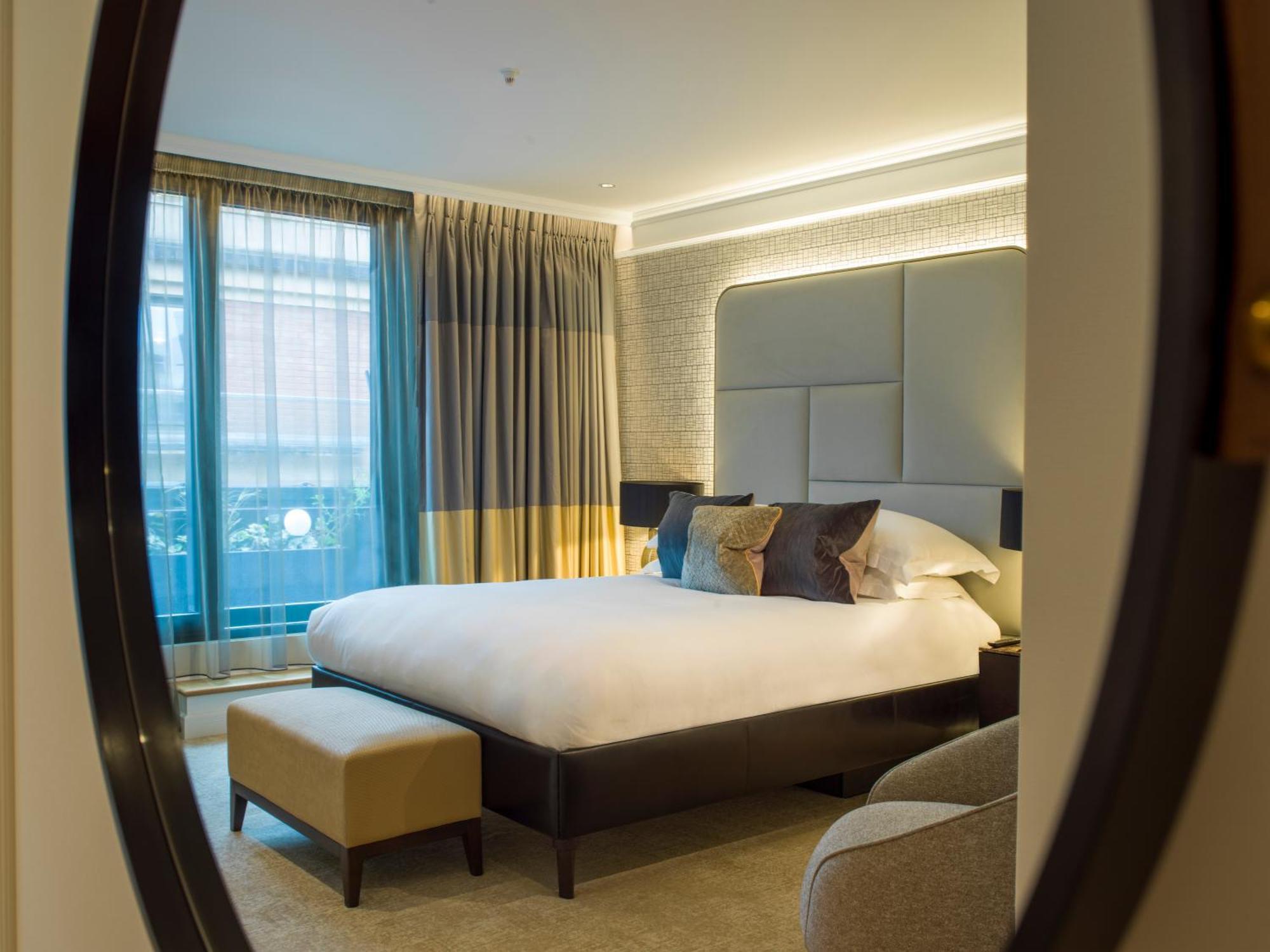 The Guardsman - Preferred Hotels And Resorts London Kültér fotó A bedroom at The Dorchester