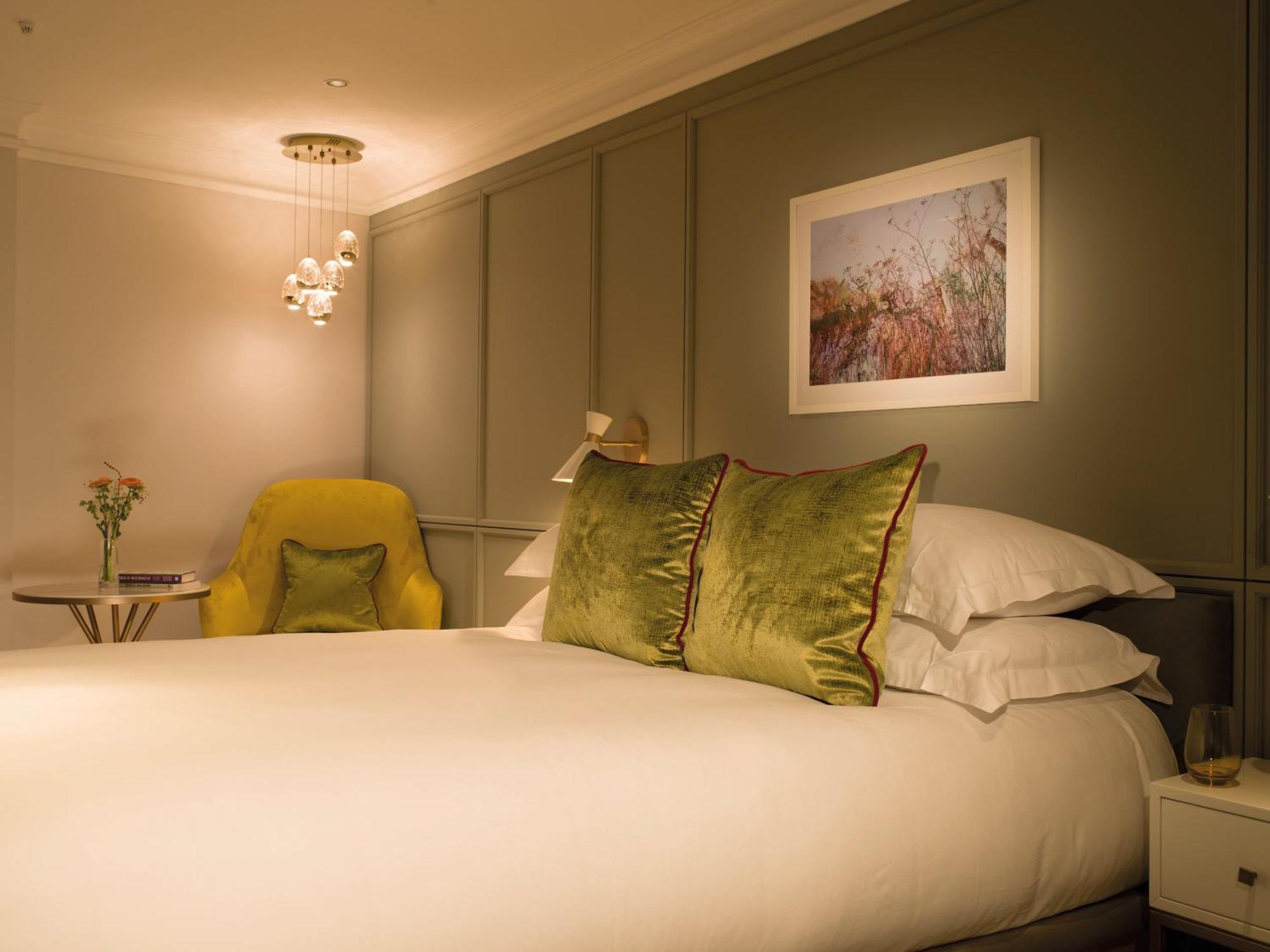 The Guardsman - Preferred Hotels And Resorts London Kültér fotó A bedroom at The Mitre